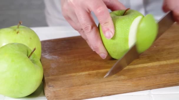 Taze Elma Dilimleme Videosu Kadın Elleri Bıçakla Kesilmiş Taze Elma — Stok video