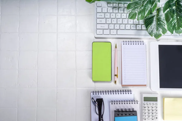 Fondo Escritorio Oficina Teclado Para Ordenador Portátil Teléfono Inteligente Diversos —  Fotos de Stock