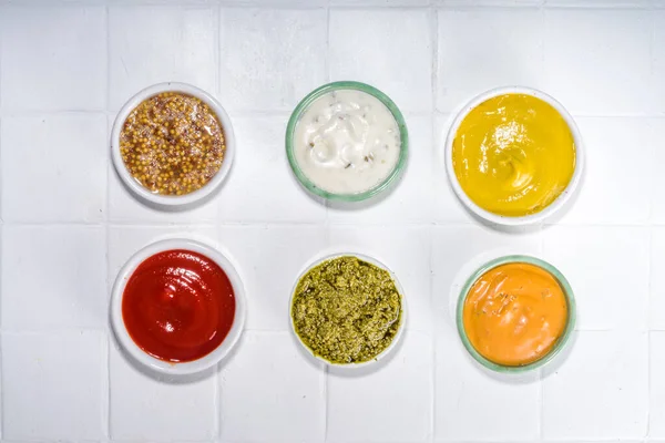 Sortimento Diferentes Molhos Clássicos Mergulhos Molhos Maionese Ketchup Tartare Mostarda — Fotografia de Stock