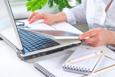 Aynı anda birden fazla cihaz ile çalışıyor. Kadın ya da kız meçhul yakın çekim açısı akıllı telefon, tablet, dizüstü bilgisayar kullanıyor. Ofis işi, çoklu görev kavramı