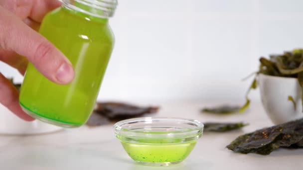 Alger Baserad Olja Seaweed Alternativ Vegansk Olja Enkelomättad Hälsosam Fett — Stockvideo