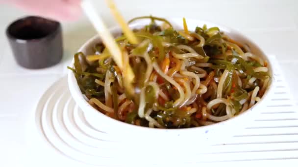 Fácil Pasta Paleo Con Algas Fideos Asiáticos Con Fideos Arroz — Vídeos de Stock