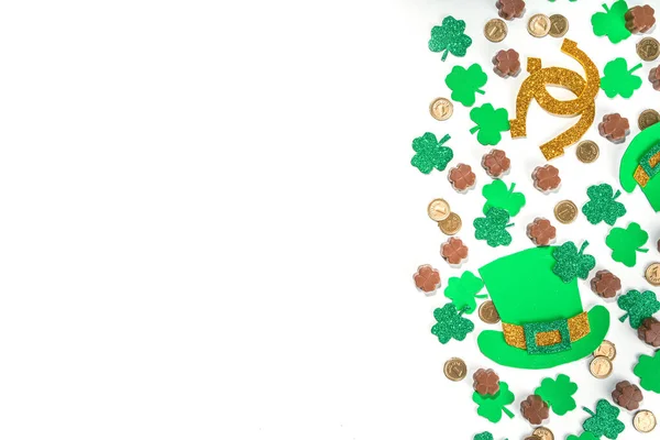 圣帕特里克平坦的背景 有洗发水的三叶草叶 妖精帽装饰 金币和巧克力 象征着圣帕特里克节 — 图库照片