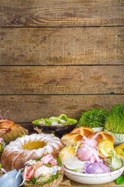 Bayram yemeği, Paskalya brunch 'ı. Geleneksel Paskalya yemekleri aile sofrasında - pişmiş et, kiş, bahar salatası, kek, renkli yumurta, sıcak haç çörekleri