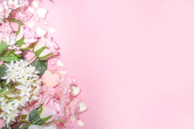 Pembe ve beyaz bahar tatili arka planında çeşitli tatlı çiçekler var. Sevgililer günü, uluslararası kadınlar günü 8 Mart, doğum günü, anneler günü tebrik kartı üst görünüm düz çerçeve