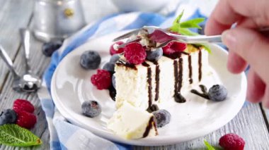 Kapalı çekimde çikolatalı ve taze dutlu klasik cheesecake yemek yaz kahvaltısı için ev yapımı cheesecake.