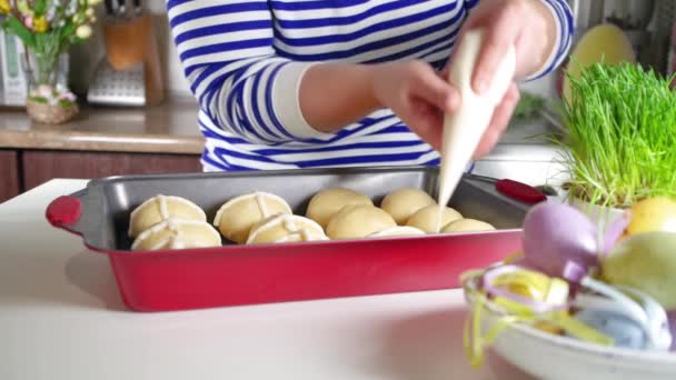 Kaukasische Frau Kocht Heiße Crossbrötchen Traditionelle Osterbrötchen Mit Kreuzdekoration Gesichtslose — Stockvideo