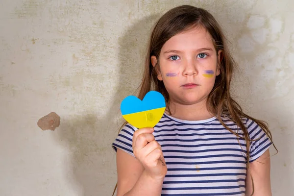 Állítsa Háborút Ukrajnában Egy Kis Ukrán Szőke Lány Ukrán Zászlóval — Stock Fotó