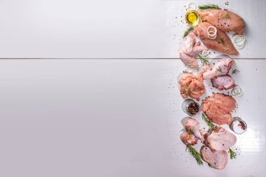 Çeşit çeşit tavuk eti. Beyaz et pişirmek, kasap dükkanı konsepti. Tavuk bacağı, kanat, but, tavuk budu, bant, göğüs filetosu, gulaş, baharatlar, baharatlar, baharatlar, beyaz arka plan.