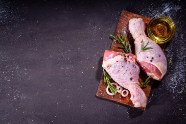 Çeşit çeşit tavuk eti. Beyaz et pişirmek, kasap dükkanı konsepti. Tavuk bacağı, kanat, but, kümes hayvanı, şerit, göğüs filetosu, gulaş, baharatlar, baharatlar, baharatlar, siyah arka plan.