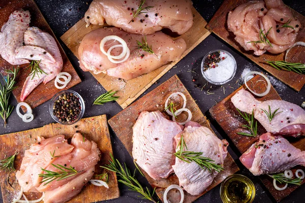 Çeşit çeşit tavuk eti. Beyaz et pişirmek, kasap dükkanı konsepti. Tavuk bacağı, kanat, but, kümes hayvanı, şerit, göğüs filetosu, gulaş, baharatlar, baharatlar, baharatlar, siyah arka plan.