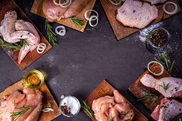Çeşit çeşit tavuk eti. Beyaz et pişirmek, kasap dükkanı konsepti. Tavuk bacağı, kanat, but, kümes hayvanı, şerit, göğüs filetosu, gulaş, baharatlar, baharatlar, baharatlar, siyah arka plan.
