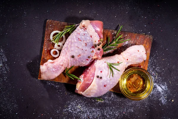 Çeşit çeşit tavuk eti. Beyaz et pişirmek, kasap dükkanı konsepti. Tavuk bacağı, kanat, but, kümes hayvanı, şerit, göğüs filetosu, gulaş, baharatlar, baharatlar, baharatlar, siyah arka plan.