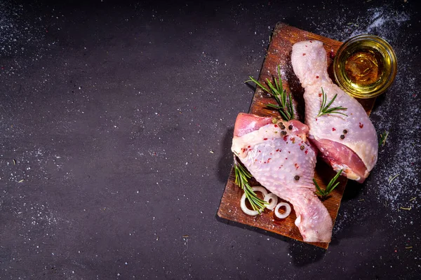 Çeşit çeşit tavuk eti. Beyaz et pişirmek, kasap dükkanı konsepti. Tavuk bacağı, kanat, but, kümes hayvanı, şerit, göğüs filetosu, gulaş, baharatlar, baharatlar, baharatlar, siyah arka plan.