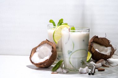 Soğuk yaz içeceği, alkolsüz tropikal kokteyl. Hindistan cevizli mojito ya da limonata taze hindistan cevizi, limon, nane ve tatlı şurup, likör ya da rom. 