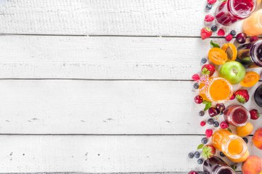 Böğürtlen ve meyve reçeli çeşitleri. Mevsimlik çeşitli yaz meyveleri, meyve reçeli, marmelat ve konfeksiyon setleri. Beyaz tahta arkaplan kopyalama alanı