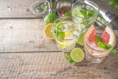 Yaz detoks içeceği konsepti. Citrus meyvesi buzlu içecek. Bar aletleri yapmak için sağlıklı bir diyet kokteyli. Vitamin takviyeli su