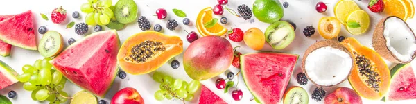 Sortidas Diferentes Frutas Frescas Tropicais Verão Bagas Alimentação Limpa Estilo — Fotografia de Stock