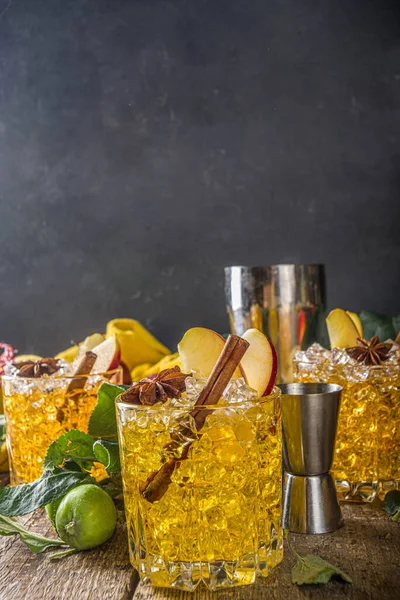Cocktail Maçã Com Especiarias Outono Tradicional Bebida Fria Inverno — Fotografia de Stock