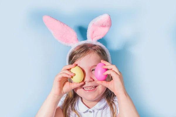 Симпатична Маленька Дівчинка Вухах Кролика Тримає Барвисте Пасхальне Яйце Перед — стокове фото