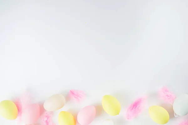 Plato Color Pastel Con Huevos Plumas Color Pascua Mesa Blanca — Foto de Stock