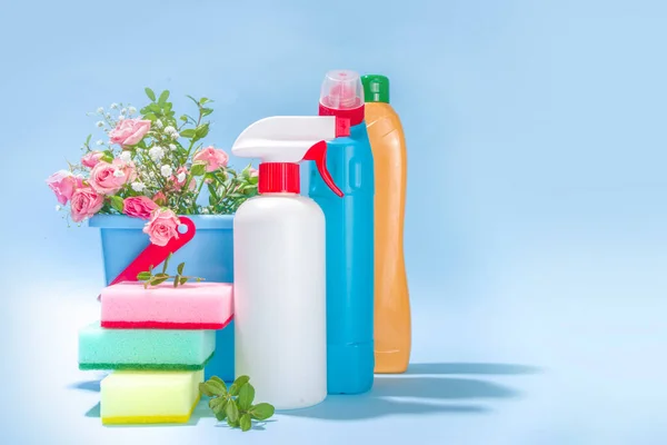 Concepto Limpieza Primavera Brillante Herramientas Botellas Accesorios Para Limpieza Casa — Foto de Stock