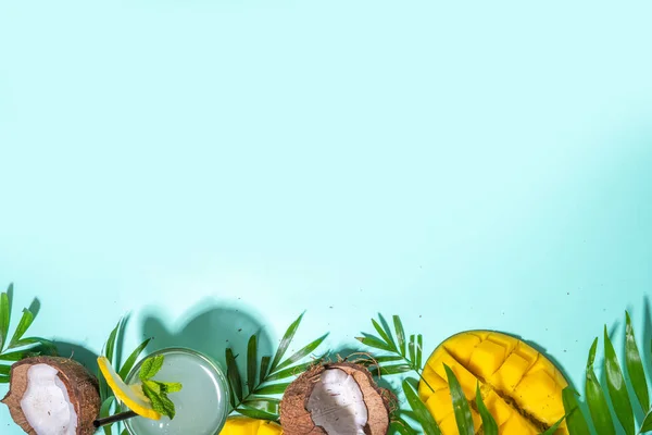 Tropische Zomerse Achtergrond Met Hoed Mango Kokosnoot Tropisch Fruit Palmbladeren — Stockfoto