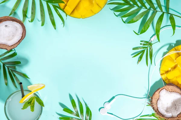 マンゴー ココナッツトロピカルフルーツ ヤシの葉 ヘッドフォンで熱帯夏の背景 夏休みの休暇フラット レジャー旅行のコンセプト テキストのトップ表示コピースペース — ストック写真