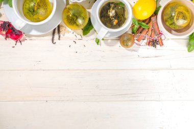Çeşitli çay topu bombaları. Kurutulmuş çay, fincanlar, limon ve nane içeren farklı çay topları, üst görünüm kopyalama alanı. Modern çay çeşitleri