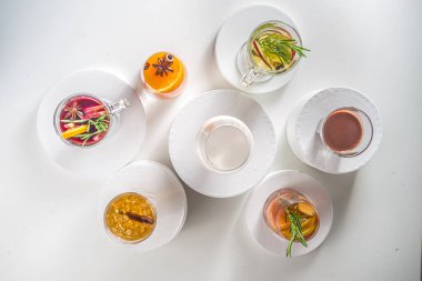 Çeşitli sonbahar kış alkollü içecekler seti. Farklı mevsimsel alkol kokteylleri - sıcak şarap, glogg, grog, eggnog, zencefilli gazoz, sıcak tereyağlı rom, punç, elma şarabı, sangria, beyaz arka plan 