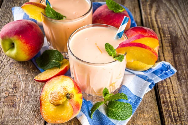 Sommer Frühstücksgetränk Frisch Gemischter Pfirsich Smoothie Pfirsich Joghurt Mit Nektarinen — Stockfoto