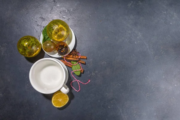 トレンディ現代のティーボール爆弾でお茶を作る 乾燥茶 カップ レモンとミントのティーボール 古典的な白いカップ トップビューのコピースペース — ストック写真