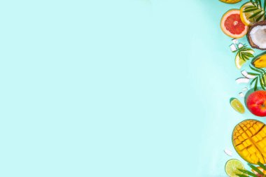 Yaz meyveleri arka planı. Turkuaz arka planda çeşitli tropik meyveler - mango, hindistan cevizi, elma, avokado, limon, portakal, greyfurt, ananas ve palmiye yaprakları. Renkli çerçeve, pankart düz