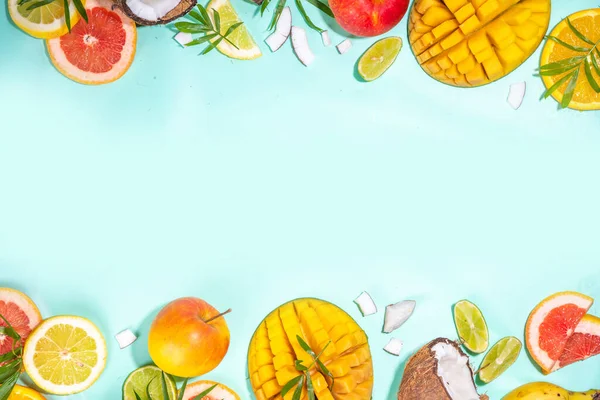 夏の果物の背景 ターコイズの背景にはマンゴー ココナッツ リンゴ アボカド レモン オレンジ グレープフルーツ パイナップル ヤシの葉など様々なトロピカルフルーツがあります — ストック写真