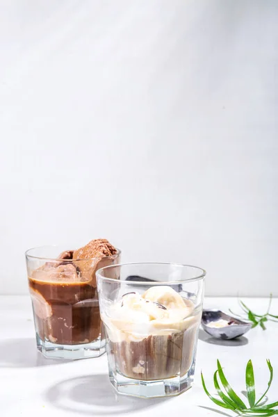Letní Studený Koktejl Amaro Plave Čokoládou Vanilkovou Zmrzlinou Affogato Kávové — Stock fotografie