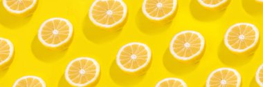 Parlak sarı arka planda taze sarı limon desenleri. Modaya uygun pop sanatı, limon yarımları, afiş başlığı biçimi ile yüksek renkli parlak düz yatak