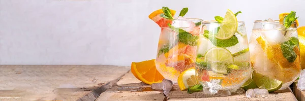 Coquetéis Saudáveis Verão Mocktails Conjunto Várias Limonadas Cítricas Mojito Com — Fotografia de Stock