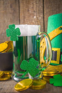 St. Patrick 's Bar menü geçmişi. Yeşil Bira ile at nalı, yonca dekoru, altın sikkeler, yeşil bokeh parlak arka plan. Aziz Patrick 'in bayram tebrik kartı maketi 