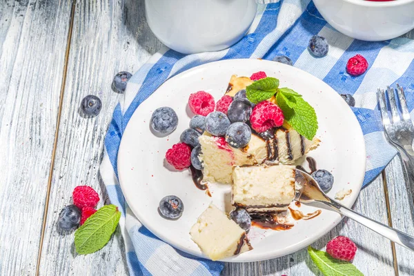 Çikolatalı ve taze meyveli klasik cheesecake, yaz kahvaltısı için ev yapımı cheesecake. 