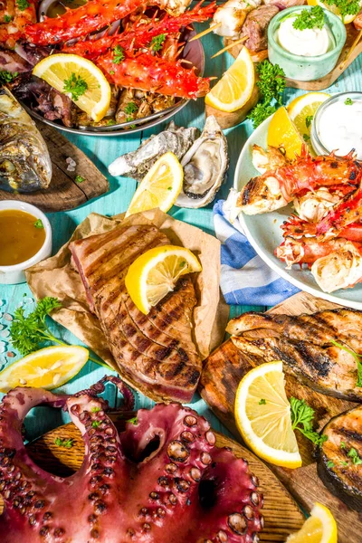 Çeşitli barbekü çeşitleri Akdeniz ızgara gıdaları - balık, ahtapot, karides, yengeç, deniz ürünleri, midye, yaz diyeti bbq parti festivali, kebap, soslar, açık mavi sunne ahşap arka plan