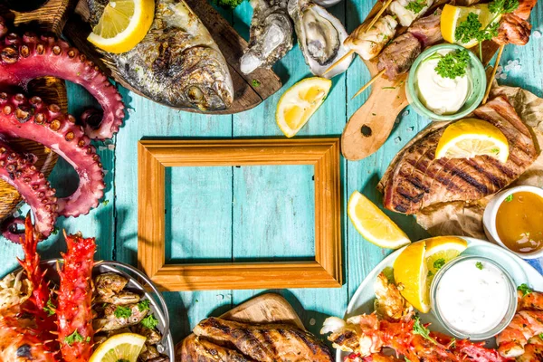 Ποικιλία Μπάρμπεκιου Μεσογειακή Σχάρα Τροφίμων Ψάρια Χταπόδια Γαρίδες Καβούρια Θαλασσινά — Φωτογραφία Αρχείου