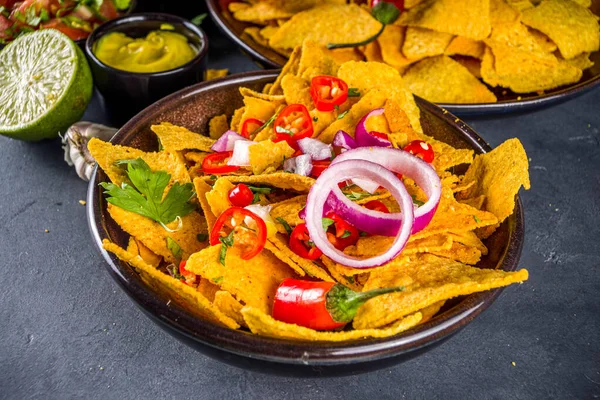Nachos Chips Mit Geschmolzenem Käse Und Verschiedenen Traditionellen Mexikanischen Dips — Stockfoto