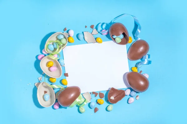 Vrolijk Pasen Kleurrijke Flatlay Heldere Hoog Gekleurde Chocolade Paaseieren Met — Stockfoto