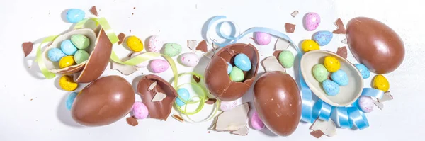 Feliz Pascua Colorido Flatlay Brillantes Huevos Pascua Color Alto Chocolate —  Fotos de Stock