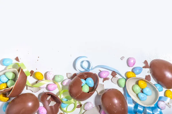 Vrolijk Pasen Kleurrijke Flatlay Heldere Hoog Gekleurde Chocolade Paaseieren Met — Stockfoto
