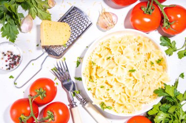 Akdeniz İtalyan makarnası öğle yemeği. Marinara soslu klasik makarna, domates soslu farfalle makarna, peynir, taze otlar. 