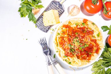 Akdeniz İtalyan makarnası öğle yemeği. Marinara soslu klasik makarna, domates soslu farfalle makarna, peynir, taze otlar. 