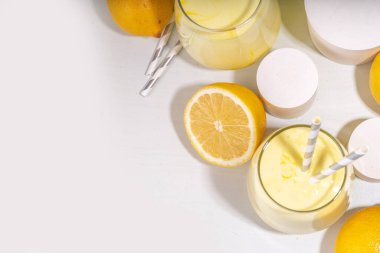Limonlu kremalı meyve suyu, yoğurtlu milkshake, beyaz sarı arka planda taze limonlu ekşi tatlı içecek fotokopi alanı.