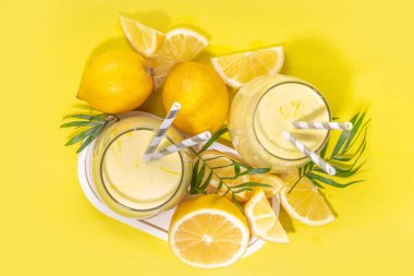 Limonlu kremalı meyve suyu, yoğurtlu milkshake, beyaz sarı arka planda taze limonlu ekşi tatlı içecek fotokopi alanı.