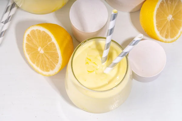 Batido Cremoso Fruta Limón Batido Yogur Bebida Dulce Agria Con —  Fotos de Stock